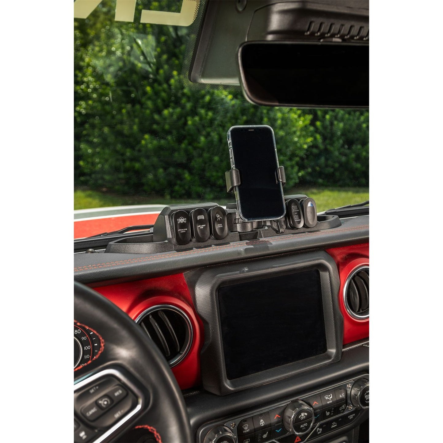 RUGGED RIDGE | 13551.39 | 18-C Wrangler /20-C Gladiator Dash Phone Mount Pod W/Wireless Charger Black