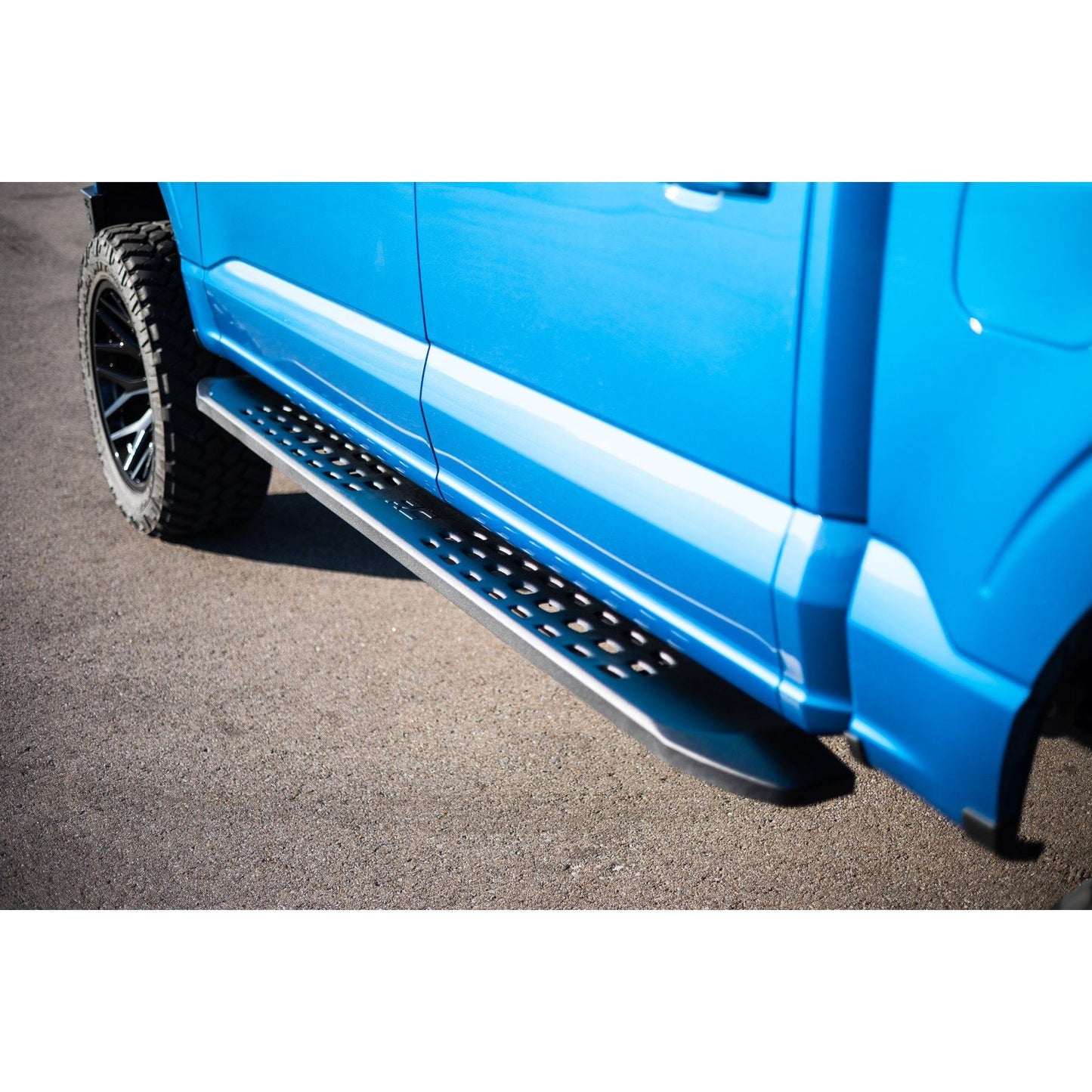 ROUGH COUNTRY RPT2 Running Board | Crew Cab | Black | Ford F-150/Lightning/F-250/F-350/Raptor (15-25) | 44005
