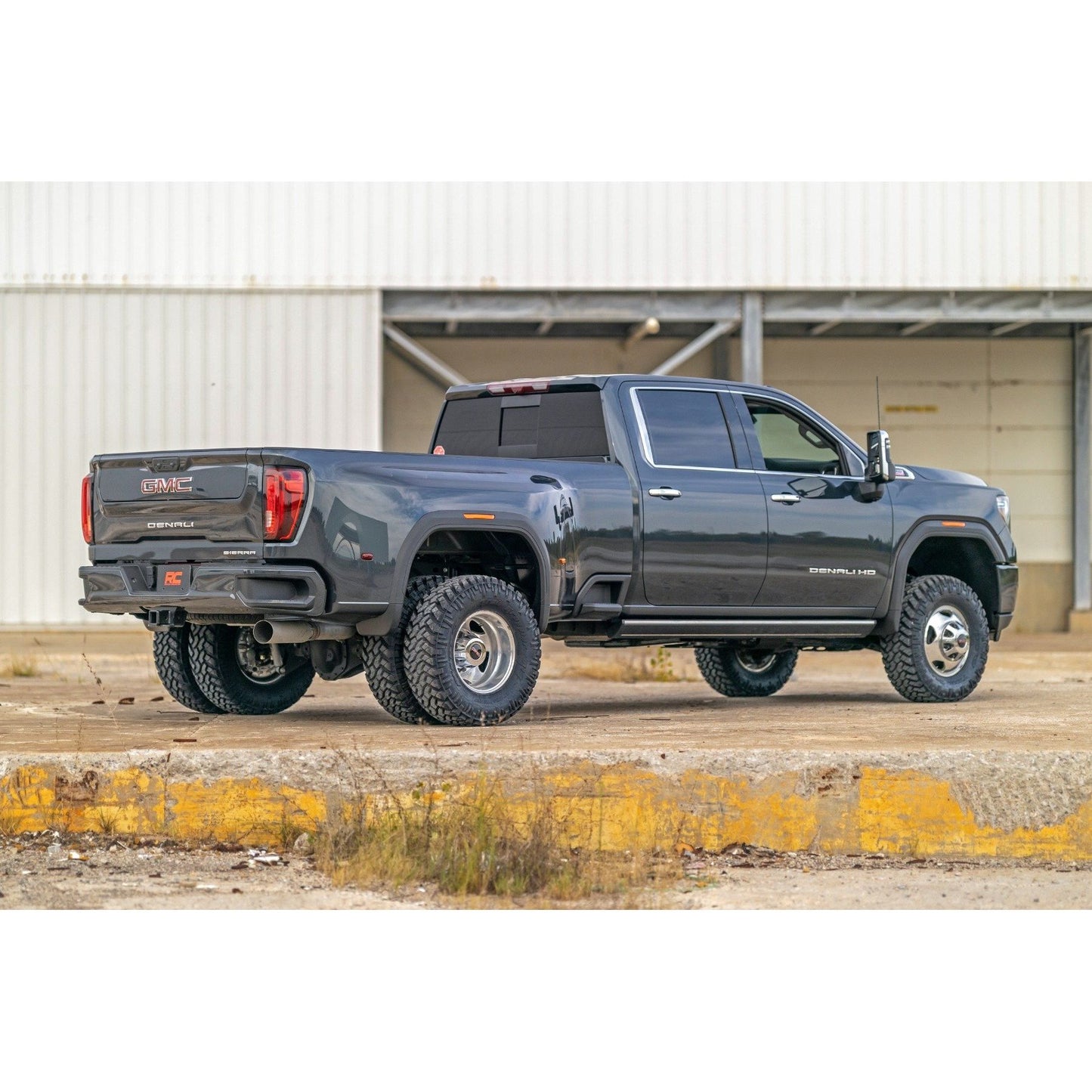 ROUGH COUNTRY 3 Inch Lift Kit | Chevy/GMC Sierra 3500 HD/Silverado 3500 HD 2WD/4WD (20-25) | 95630RED