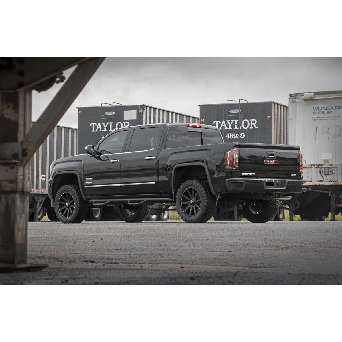 ROUGH COUNTRY 3.5 Inch Lift Kit | Forged UCA | Vertex/V2 | Chevy/GMC 1500 (07-16) | 19457RED