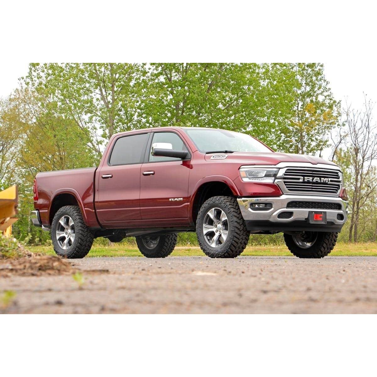 Rough Country M1 Struts w/M1 Rear Shocks 3.5 Inch Lift Kit I 31440RED