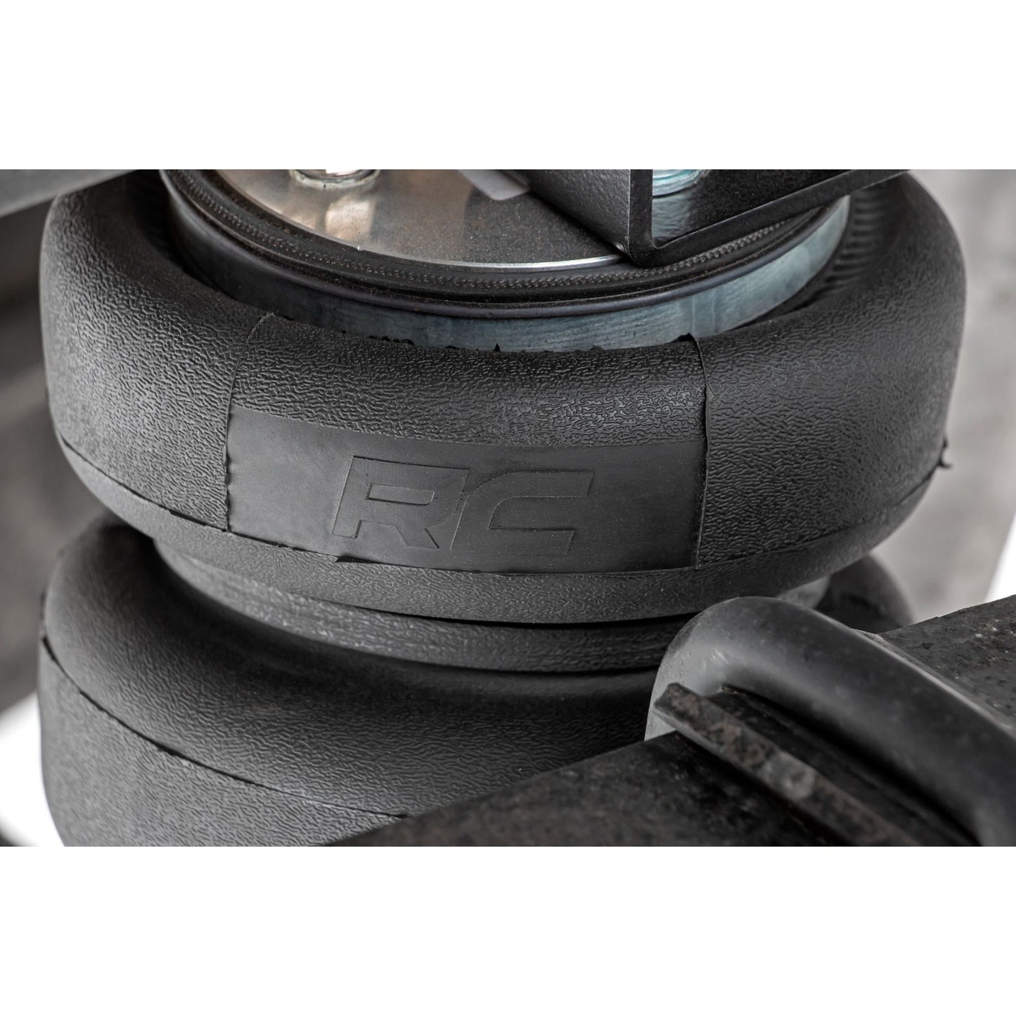 ROUGH COUNTRY Air Spring Kit w/compressor | Wireless Controller | 0-6" Lift | Chevy/GMC 2500HD (01-10) | 10006WC