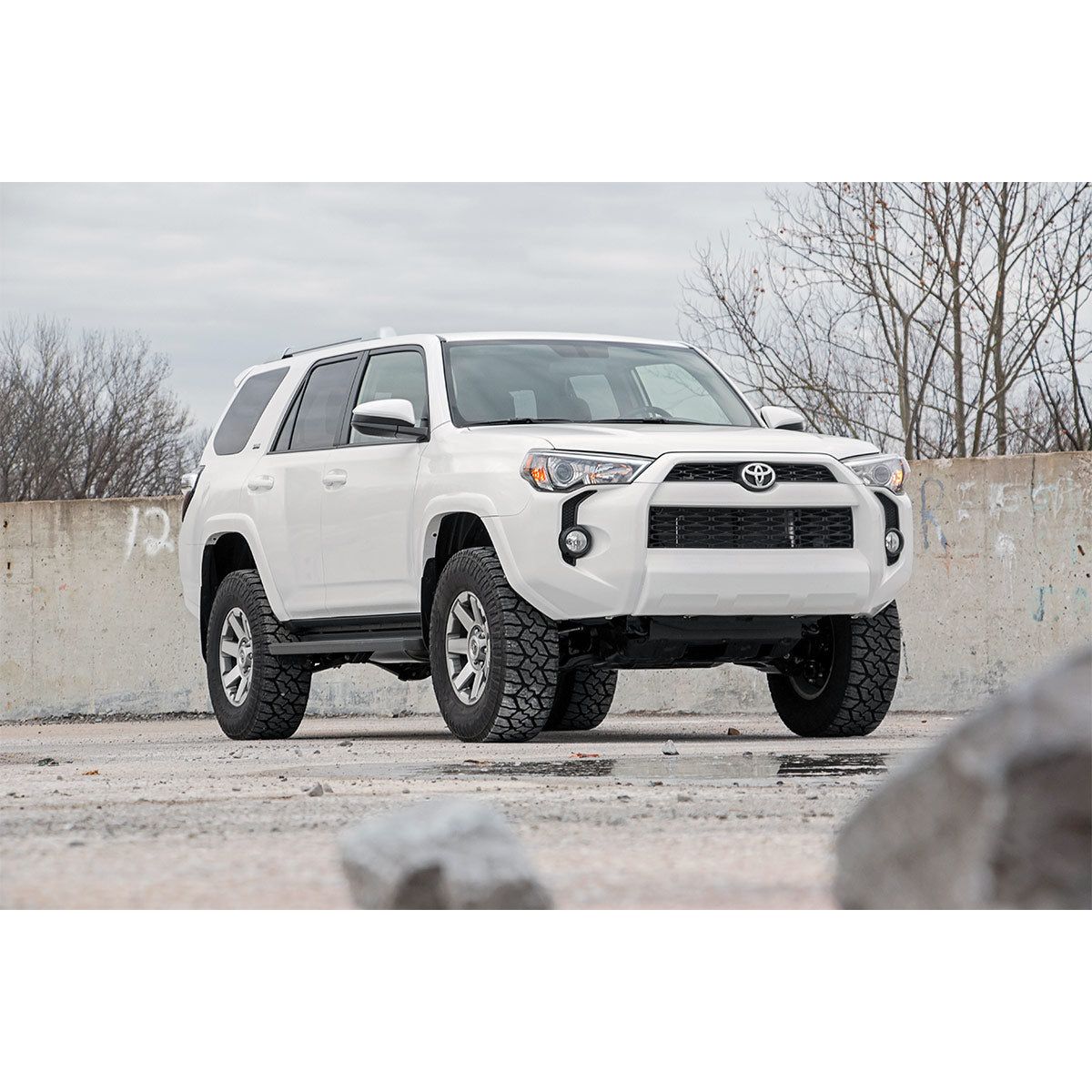 Rough Country M1 Struts w/M1 Rear Shocks 2 Inch Lift Kit I 76744