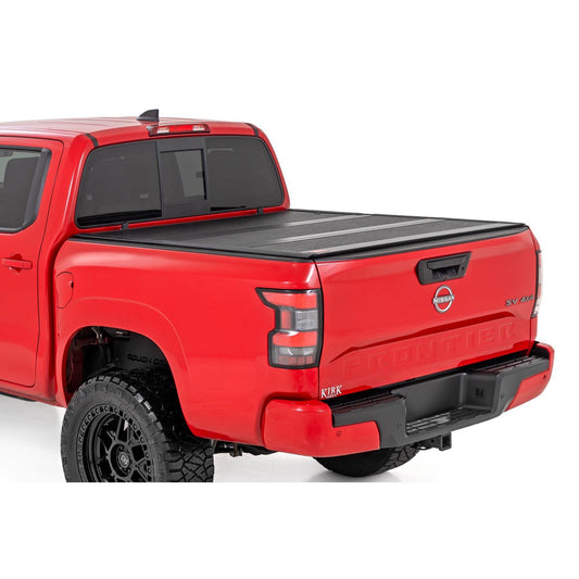 ROUGH COUNTRY Hard Low Profile Bed Cover | 5' Bed | w/Cargo Mgmt | Nissan Frontier (22-25) | 47520551B