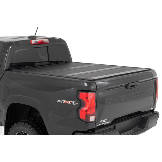 ROUGH COUNTRY Hard Low Profile Bed Cover | 5' Bed | Chevy/GMC Canyon/Colorado (15-25) | 47120500B