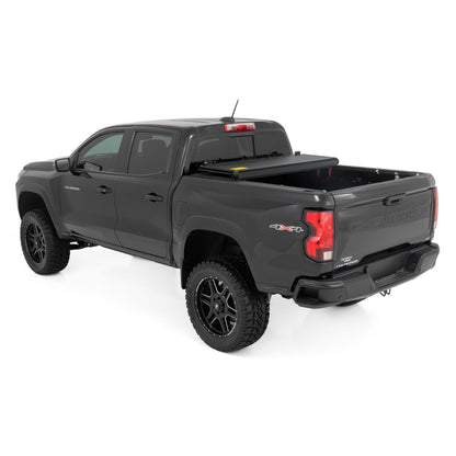 ROUGH COUNTRY Hard Low Profile Bed Cover | 5' Bed | Chevy/GMC Canyon/Colorado (15-25) | 47120500B