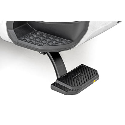 ROUGH COUNTRY Retractable Bed Step | Manual Pull | Chevy/GMC 2500HD/3500HD (20-25) | PW049802