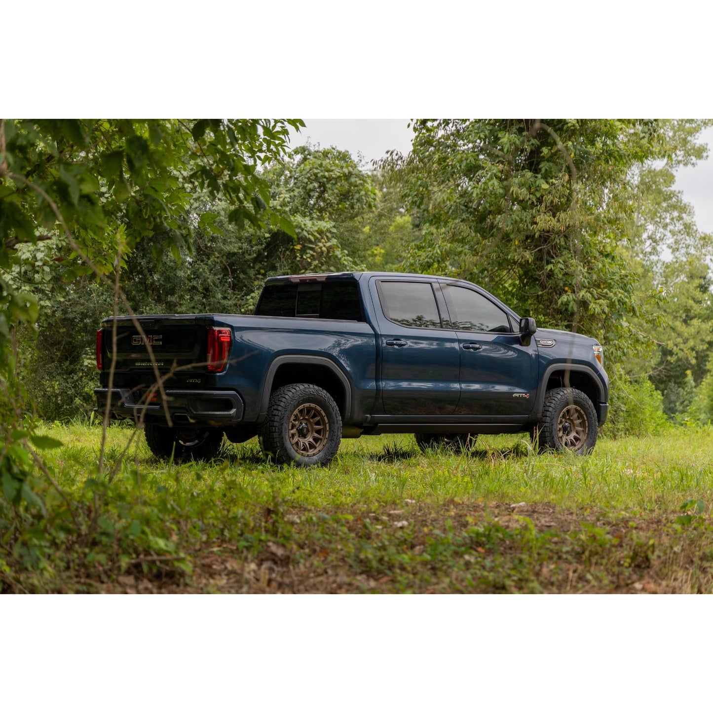 ROUGH COUNTRY 3.5 Inch Lift Kit | Mono Leaf Rear | M1 Struts/M1 | GMC Sierra 1500 2WD/4WD (2019-2025 & Classic) | 28840RED