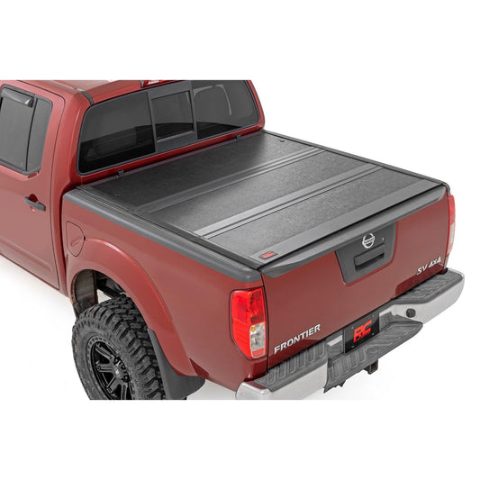ROUGH COUNTRY Hard Low Profile Bed Cover | 5' Bed | Cargo Mgmt | Nissan Frontier (05-21) | 47520501B