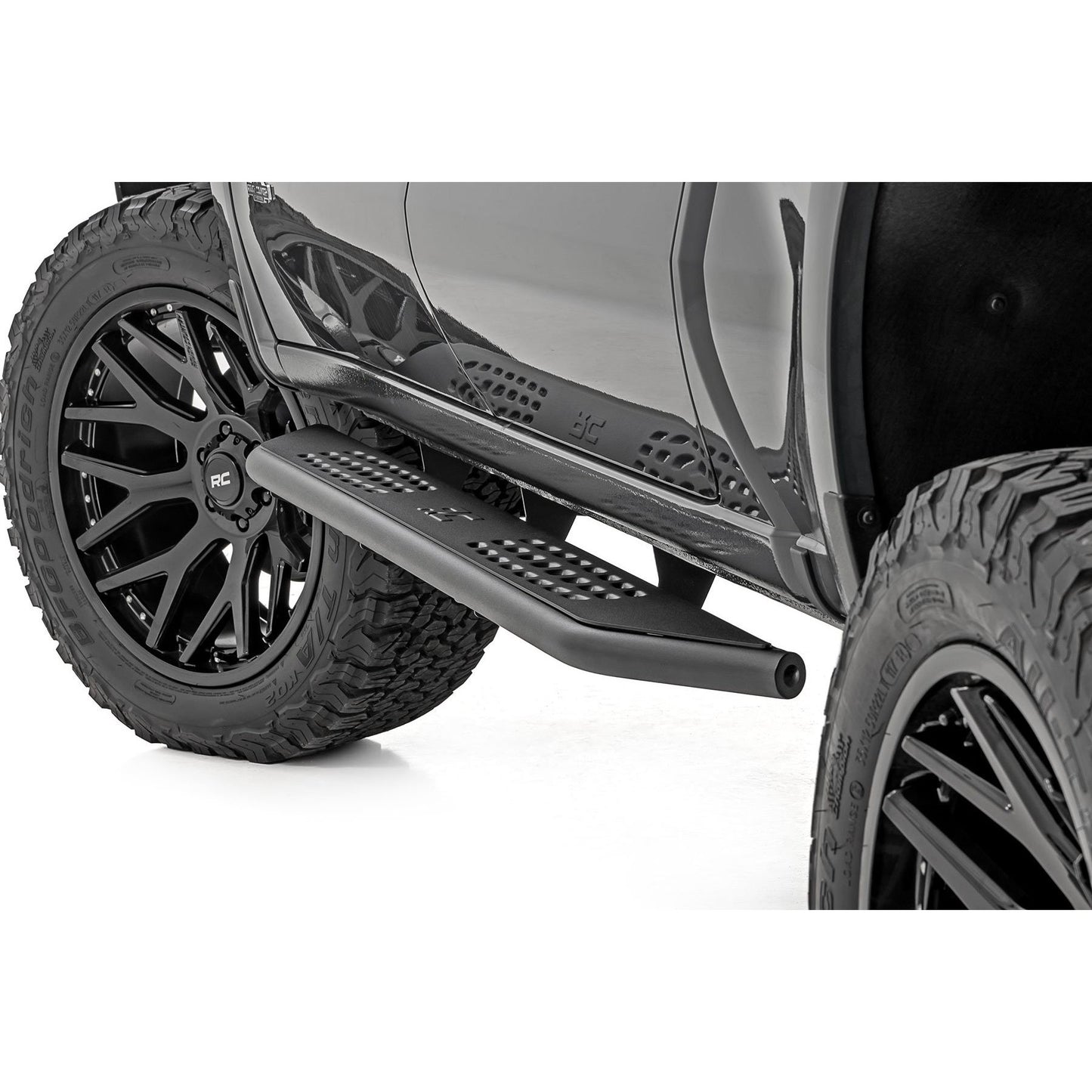 ROUGH COUNTRY OV2 Running Boards | Side Step Bars | Crew Cab | Chevy/GMC 1500/2500HD (19-26 & Refresh) | 14009