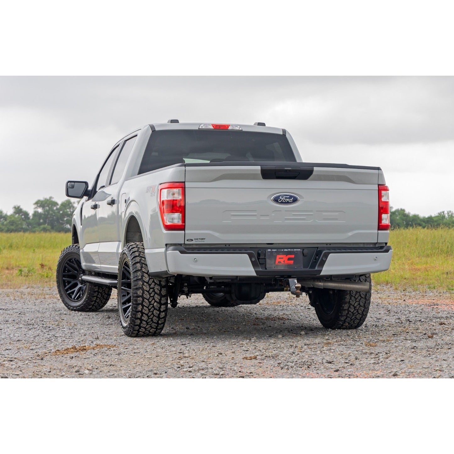ROUGH COUNTRY OV2 Running Boards | Side Step Bars | Crew Cab | Ford F-150/Lightning/F-250/F-350 (15-25) | 14011