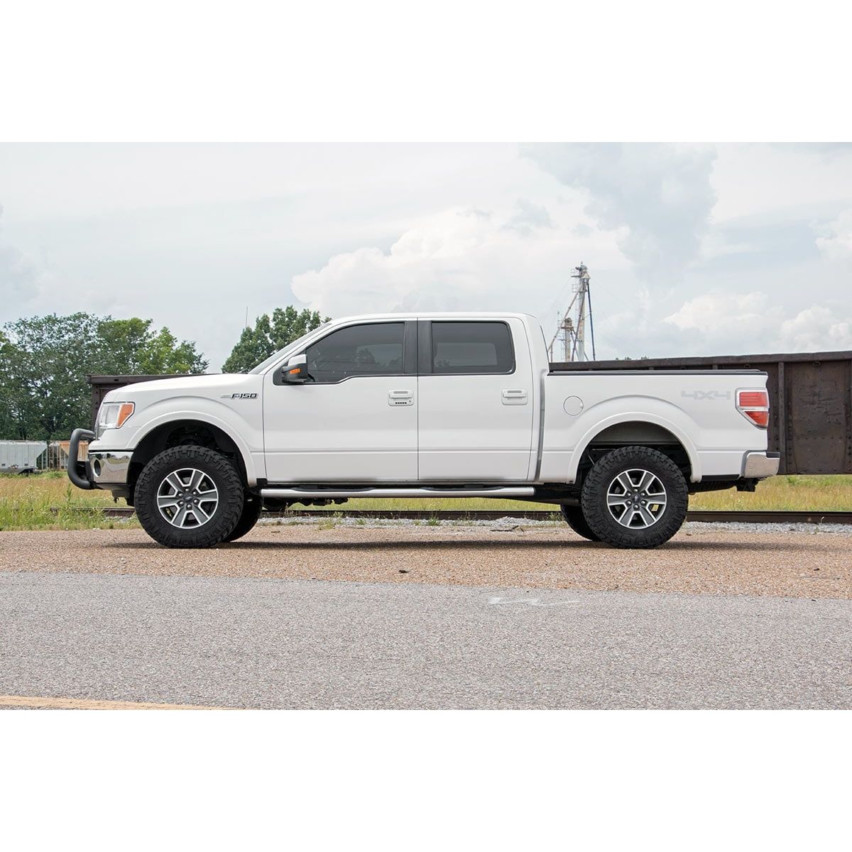 Rough Country M1 Struts w/M1 Rear Shocks 3 Inch Lift Kit I 54440RED