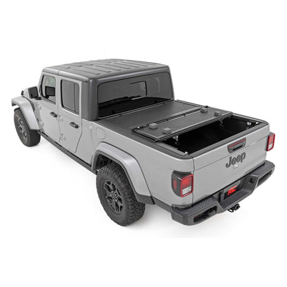 ROUGH COUNTRY Hard Low Profile Bed Cover 5' Bed | Jeep Gladiator JT 4WD (2020-2024) RCS47620500B