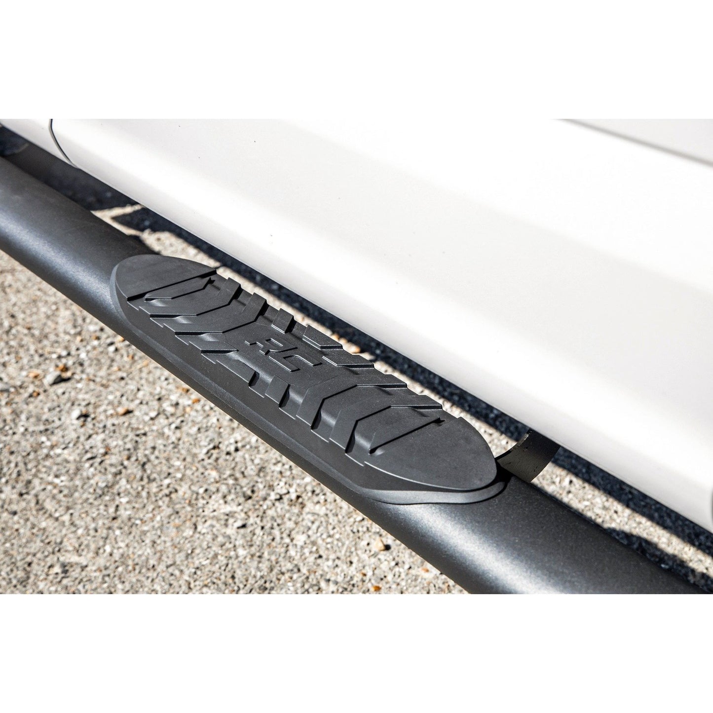 ROUGH COUNTRY Oval Nerf Step | Crew Cab | Black | Ford F-150/Lightning/F-250/F-350/Raptor (15-25) | 21005